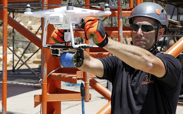 Idan Peretz, un ex miembro de las fuerzas especiales del ejército israelí y cofundador de la empresa de soluciones tácticas Highnovate, muestra su "Portador vertical de cuerda para zánganos" (VDRC) frente a su oficina en el Instituto Wingate cerca de Netanya en el centro de Israel en junio 11, 2018 (AFP PHOTO / JACK GUEZ)