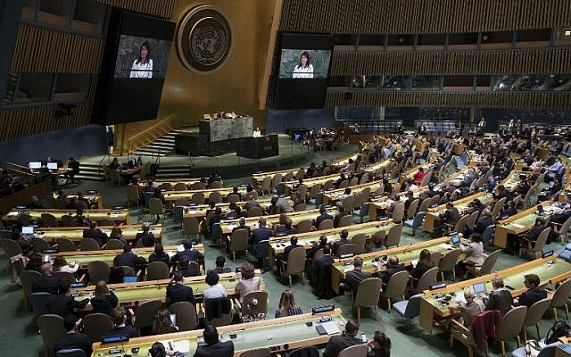 La Embajadora de los Estados Unidos ante las Naciones Unidas, Nikki Haley, habla ante la Asamblea General antes de una votación en la Asamblea General el 13 de junio de 2018 en Nueva York. (Foto AFP / Don Emmert)