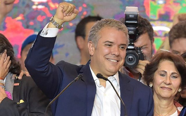 El recién electo presidente colombiano Ivan Duque celebra con simpatizantes en Bogotá, luego de ganar las elecciones presidenciales de segunda vuelta el 17 de junio de 2018. (AFP / Raúl Arboleda)