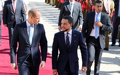 El príncipe William es recibido en el aeropuerto militar Marka de Amman por el príncipe heredero Hussein bin Abdullah el 24 de junio de 2018. (AFP Photo / Khalil Mazraawi)