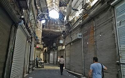 Las tiendas iraníes cerraron en el antiguo Gran Bazar en Teherán el 25 de junio de 2018. (AFP Photo / Atta Kenare)