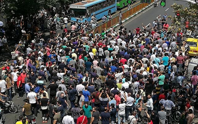 Los manifestantes iraníes gritan consignas durante una manifestación en el centro de Teherán el 25 de junio de 2018. (AFP PHOTO / ATTA KENARE)
