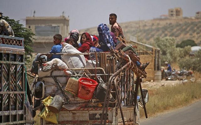 Los sirios desplazados por el bombardeo de las fuerzas gubernamentales en la provincia sureña de Daraa conducen cerca de la ciudad de Shayyah, al sur de la ciudad de Daraa, hacia la zona desmilitarizada que separa las alturas del Golán sirio e israelí el 29 de junio de 2018. (AFP Photo / Mohamad Abazeed )