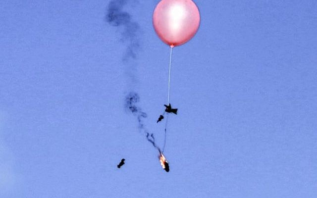 El 29 de junio de 2018, un palestino cargado con material incendiario fue trasladado hacia Israel por los palestinos al este de la ciudad de Gaza. (AFP PHOTO / MAHMUD HAMS)