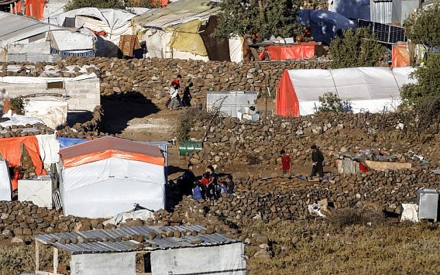 Una fotografía tomada desde los Altos del Golán israelí muestra una vista de un campamento para sirios desplazados cerca de la aldea siria de Burayqah, en la provincia sureña de Quneitra, el 30 de junio de 2018. (AFP Photo / Menahem Kahana)