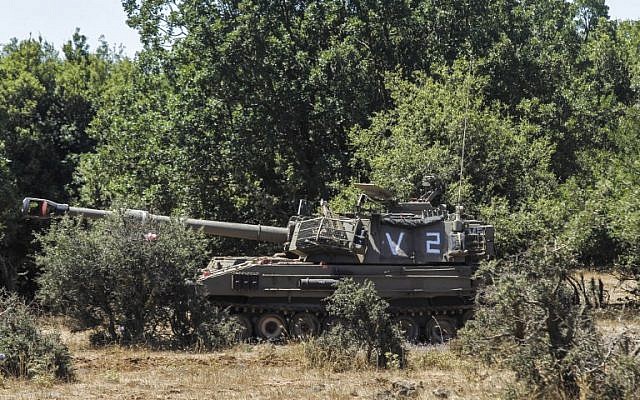 Una pieza de artillería móvil israelí desplegada cerca de la frontera con Siria en los Altos del Golán israelí el 1 de julio de 2018. (AFP Photo / Jalaa Marey)