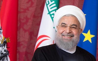 El presidente iraní, Hassan Rouhani, escucha durante una conferencia de prensa conjunta con el presidente de Austria después de las conversaciones del 4 de julio de 2018 en el Palacio de Hofburg en Viena. (AFP PHOTO / APA / GEORG HOCHMUTH)