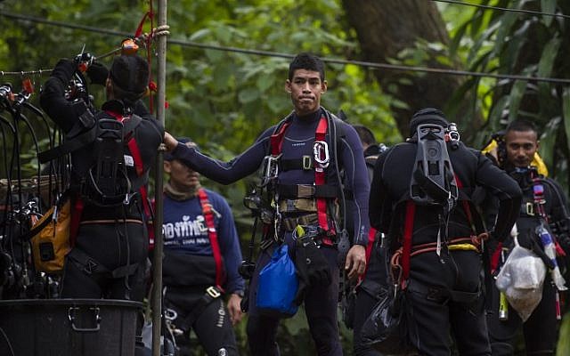 Buzos tailandeses transportan suministros mientras continúan las operaciones de rescate de 12 niños y su entrenador atrapado en la cueva de Tham Luang en la provincia de Chiang Rai el 5 de julio de 2018. (AFP / Ye Aung Thu)