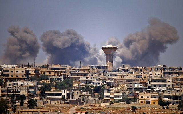 El humo se eleva sobre las zonas controladas por los rebeldes de la ciudad de Daraa durante los ataques aéreos informados por las fuerzas del régimen sirio el 5 de julio de 2018. (AFP PHOTO / Mohamad ABAZEED)