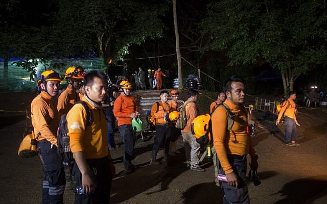 Los voluntarios tailandeses son vistos en el área de la cueva Tham Luang mientras las operaciones continúan para los 12 niños y su entrenador atrapado en la cueva en el Parque Forestal Khun Nam Nang en el distrito Mae Sai de la provincia de Chiang Rai el 6 de julio de 2018. (AFP / Ye Aung Thu)