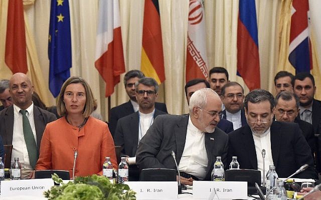 La Alta Representante de la Unión Europea para Asuntos Exteriores Federica Mogherini, izquierda, y el Ministro de Relaciones Exteriores iraní Mohammad Javad Zarif, en el centro, participan en una reunión ministerial del Plan Integral de Acción (JCPOA) sobre el acuerdo nuclear de Irán el 6 de julio de 2018 en Viena. Austria. (AFP / APA / Hans Punz)