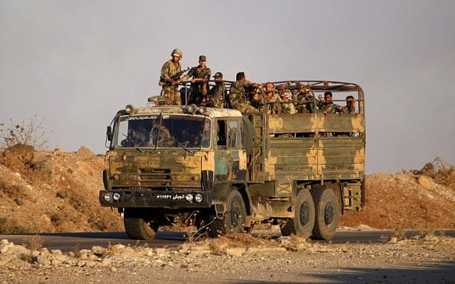 Soldados del gobierno sirio viajan en un camión del ejército cerca del cruce fronterizo de Nassib con Jordania en la provincia sureña de Daraa el 6 de julio de 2018. (AFP Photo / Mohamad Abazeed)