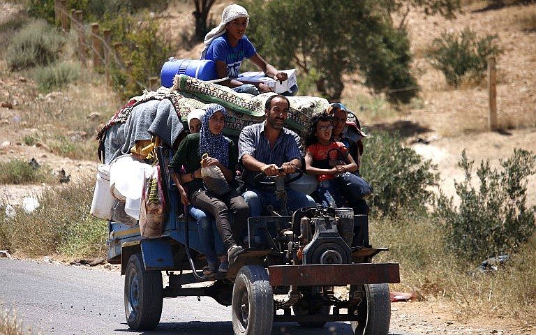 Los sirios viajan en un vehículo con sus pertenencias personales cuando regresan a sus hogares en las ciudades y pueblos situados en las afueras al este de Daraa el 7 de julio de 2018. (AFP Photo / Mohamad Abazeed)