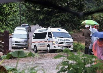 Los 12 niños más el entrenador de fútbol son rescatados de la cueva en Tailandia