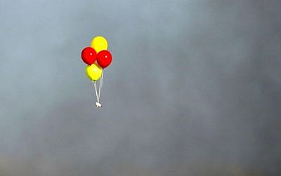 Globos incendiarios vuelan hacia Israel durante los enfrentamientos entre los palestinos y las tropas israelíes al este de la ciudad de Gaza, a lo largo de la frontera entre la Franja de Gaza e Israel, el 13 de julio de 2018. (AFP Photo / Mahmud Hams)