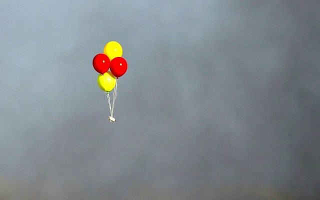 Globos incendiarios vuelan hacia Israel durante los enfrentamientos entre los palestinos y las tropas israelíes al este de la ciudad de Gaza, a lo largo de la frontera entre la Franja de Gaza e Israel, el 13 de julio de 2018. (AFP Photo / Mahmud Hams)