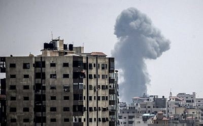 Una fotografía tomada el 14 de julio de 2018 muestra una columna de humo que se eleva después de un ataque aéreo israelí en la ciudad de Gaza (AFP PHOTO / MAHMUD HAMS)