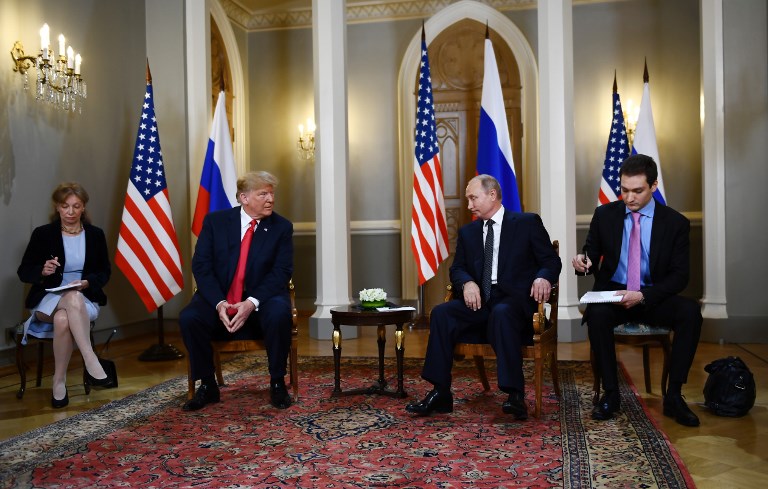 El presidente ruso Vladimir Putin (2R) y el presidente estadounidense Donald Trump (2L) asisten a una reunión en Helsinki, el 16 de julio de 2018. (AFP PHOTO / Brendan Smialowski)