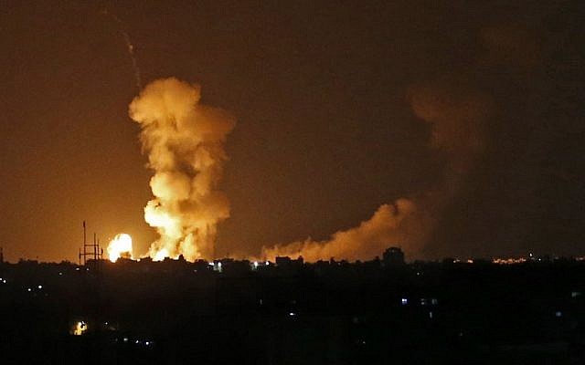 Una foto tomada el 20 de julio de 2018 muestra explosiones del bombardeo israelí en Khan Yunis en el sur de la Franja de Gaza. (AFP / Said Khatib)