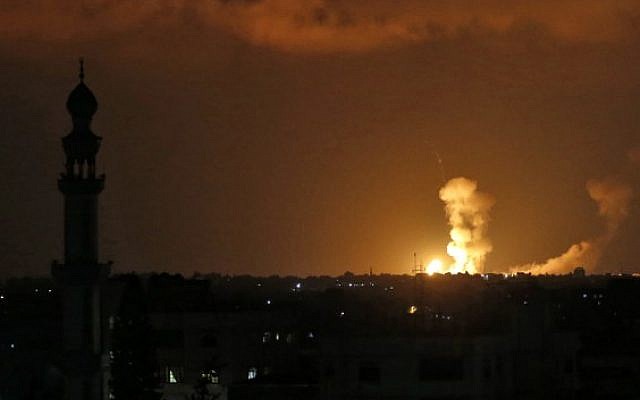 Las explosiones se observan después de los ataques israelíes en Khan Younis en el sur de la Franja de Gaza el 20 de julio de 2018. (AFP Photo / Said Khatib)