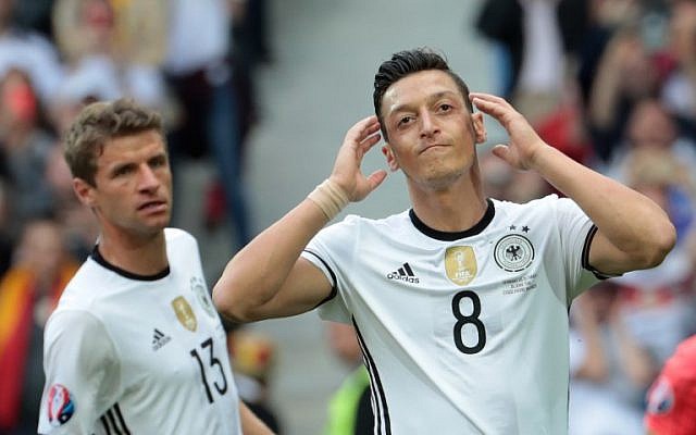 El centrocampista alemán Mesut Oezil, a la derecha, reacciona durante la ronda de dieciseisavos de euro 2016 entre Alemania y Eslovaquia en el estadio Pierre-Mauroy en Villeneuve-d'Ascq, cerca de Lille, el 26 de junio de 2016. (KENZO TRIBOUILLARD / AFP)
