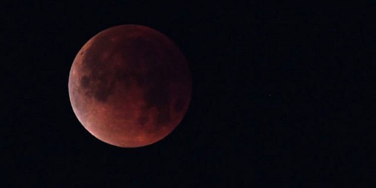 La "luna de sangre" más larga del siglo aviva temores del día del juicio final