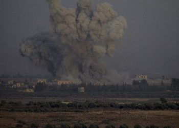 Una fotografía tomada el 25 de julio de 2018 desde la colina Tal Saki en los Altos del Golán muestra humo que se eleva sobre los edificios al otro lado de la frontera en Siria durante los ataques aéreos que respaldan una ofensiva liderada por el gobierno sirio en la provincia sureña de Quneitra. (AFP / JALAA MAREY)