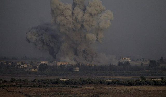 Una fotografía tomada el 25 de julio de 2018 desde la colina Tal Saki en los Altos del Golán muestra humo que se eleva sobre los edificios al otro lado de la frontera en Siria durante los ataques aéreos que respaldan una ofensiva liderada por el gobierno sirio en la provincia sureña de Quneitra. (AFP / JALAA MAREY)