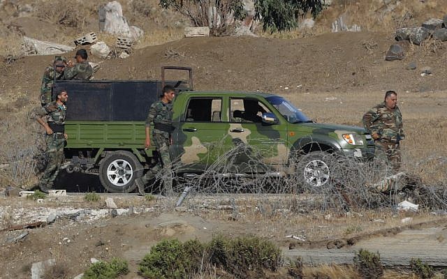 Una foto tomada el 26 de julio de 2018, cerca del Kibbutz Ein Zivan en los Altos del Golán israelí, muestra a los soldados del ejército sirio retomando posiciones a lo largo de la frontera entre Siria e Israel. (AFP Photo / Jack Guez)