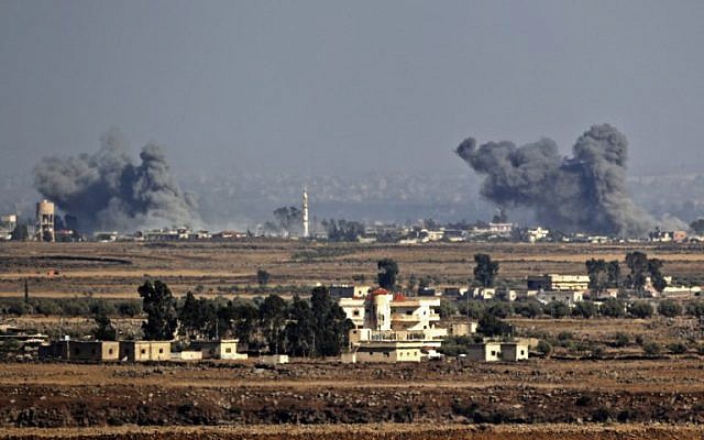 Una foto tomada el 26 de julio de 2018, cerca del Kibbutz Ein Zivan en los Altos del Golán israelí, muestra el humo que se eleva a través de la frontera en Siria tras los ataques aéreos durante una ofensiva liderada por el gobierno sirio en la provincia sureña de Quneitra. (AFP Photo / Jack Guez)