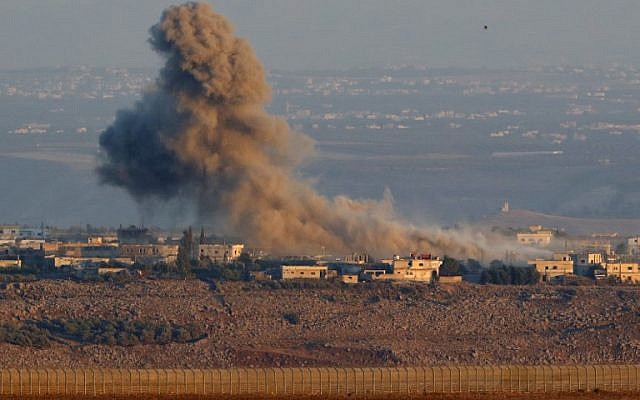 Una foto tomada el 26 de julio de 2018, cerca de Ein Zivan en los Altos del Golán israelí, muestra humo que se eleva sobre los edificios al otro lado de la frontera en Siria durante los ataques aéreos que respaldan una ofensiva liderada por el gobierno en la provincia sureña de Quneitra. (AFP PHOTO / Jack GUEZ)