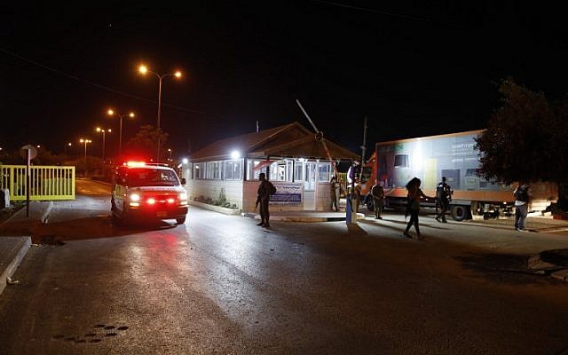 Las fuerzas de seguridad israelíes montan guardia mientras una ambulancia que transportaba víctimas de un ataque punzante deja el asentamiento de Adam en Cisjordania el 26 de julio de 2018. (AFP Photo / Ahmad Gharabli)