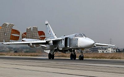 Archivo: Un bombardero ruso Sukhoi Su-24 aterriza en la base militar rusa Hmeimin en la provincia de Latakia, en el noroeste de Siria, el 16 de diciembre de 2015. (Paul Gypteau / AFP)