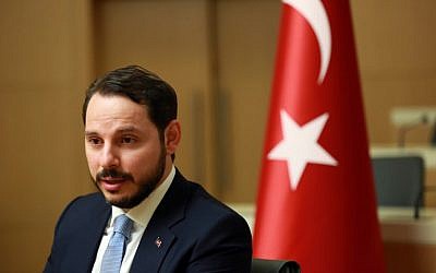 El ministro turco de Energía, Berat Albayrak, se dirige a los medios en Ankara, el 27 de julio de 2016. (AFP PHOTO / ADEM ALTAN)