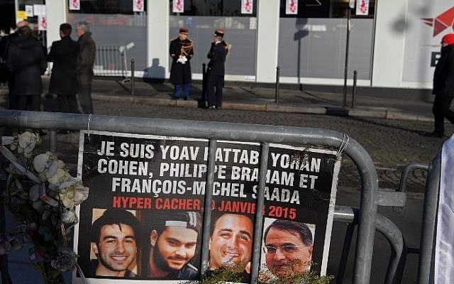 Los guardias republicanos se paran frente al supermercado Hyper Cacher antes de una ceremonia que marca el segundo aniversario del ataque mortal contra la tienda en París el 5 de enero de 2017. (AFP / CHRISTOPHE ARCHAMBAULT)