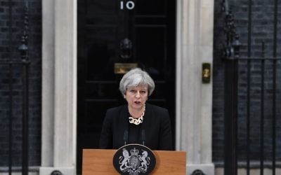 La primera ministra de Gran Bretaña, Theresa May, pronuncia un comunicado a las afueras de 10 Downing Street, en el centro de Londres, el 4 de junio de 2017, tras el ataque terrorista del 3 de junio. (AFP PHOTO / Justin TALLIS)