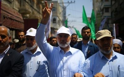 El líder de Hamás, Ismail Haniyeh, y el portavoz Fawzi Barhoum asisten a una protesta en la ciudad de Gaza el 22 de julio de 2017 contra las nuevas medidas de seguridad implementadas en el sitio sagrado, que incluyen detectores de metales y cámaras, tras un ataque que mató a dos policías israelíes. semana pasada. (AFP / Mohammed Abed)