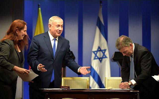 El primer ministro, Benjamín Netanyahu (izq.) Y el presidente colombiano, Juan Manuel Santos, sonríen durante una ceremonia para firmar acuerdos en el palacio de Narino en Bogotá el 13 de septiembre de 2017. (Raúl Arboleda / AFP)