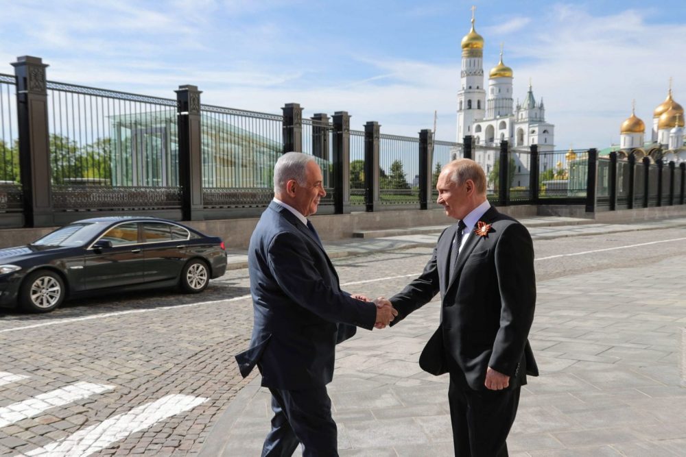 El presidente ruso, Vladimir Putin, da la bienvenida al primer ministro israelí, Benjamin Netanyahu, antes del desfile militar del Día de la Victoria en Moscú. 9 de mayo de 2018. Crédito: MIKHAIL KLIMENTYEV / AFP