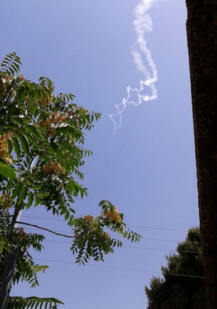 Rastros de humo de dos misiles Patriot vistos cerca de la ciudad israelí de Safed, norte de Israel, el 24 de julio de 2018. \ STRINGER / REUTERS