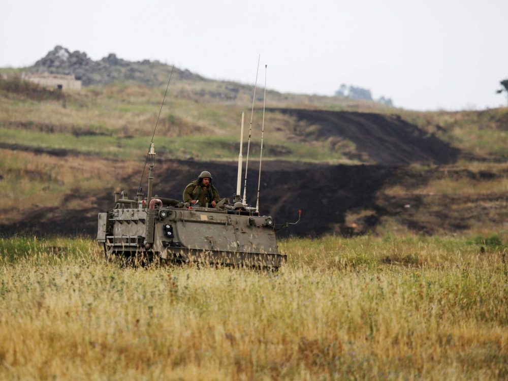 Un soldado israelí se sienta en un APC mientras conduce cerca del lado israelí de la frontera con Siria, el 9 de mayo de 2018. Crédito: AMIR COHEN / REUTERS 