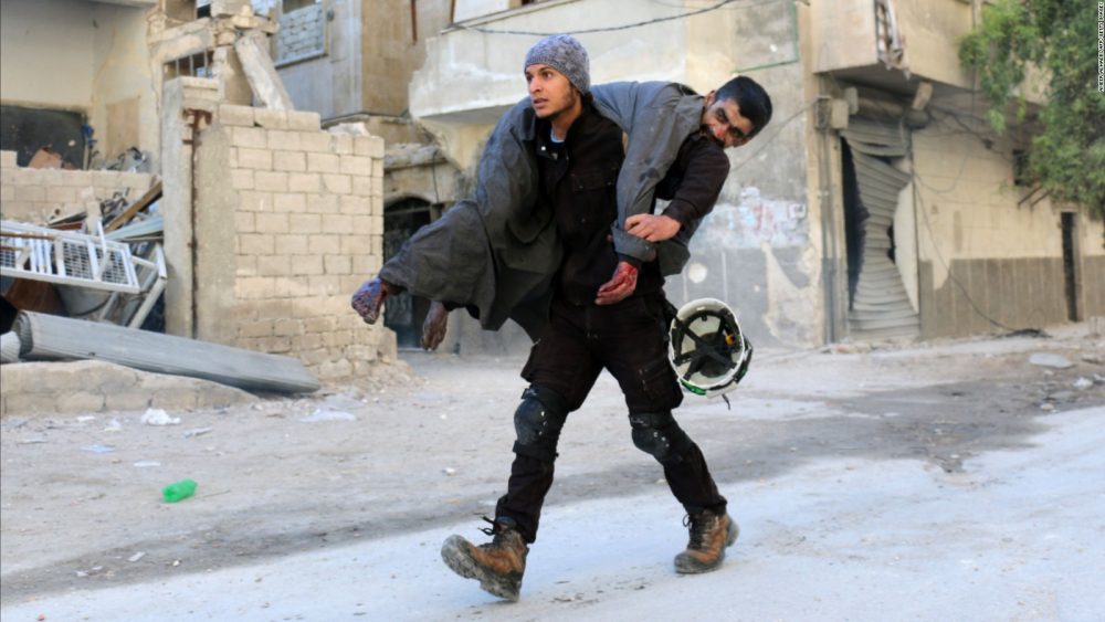 Activista de Cascos Blancos rescatando a un refugiado sirio en Alepo (Foto: AFP)