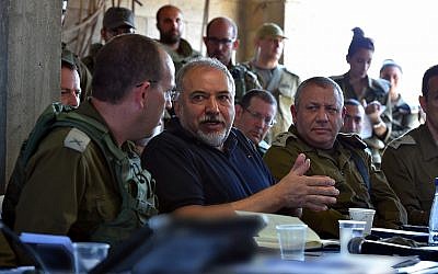 El ministro de Defensa, Avigdor Liberman, se reúne con altos oficiales de las FDI durante un ejercicio simulando la guerra en la Franja de Gaza el 17 de julio de 2018. (Ariel Hermoni / Ministerio de Defensa)