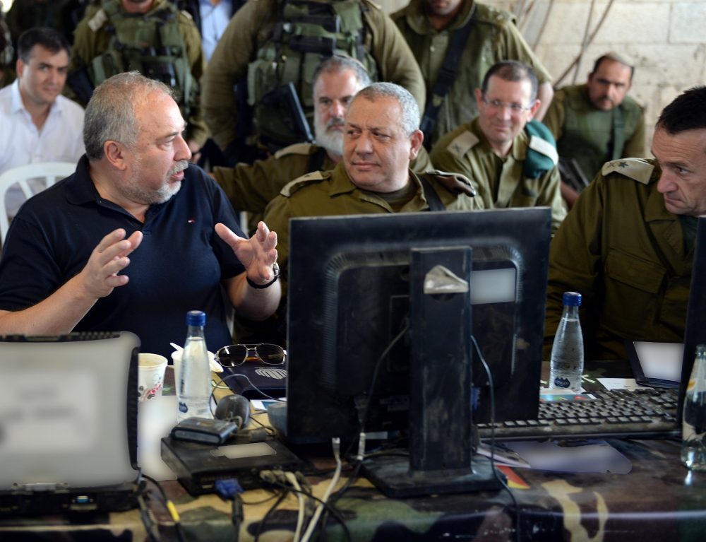 El Ministro de Defensa, Avigdor Liberman, a la izquierda, habla con el Jefe del Estado Mayor de las FDI, Gadi Eisenkot, y el Jefe del Comandante General del FDI Comandante General Herzl Halevi, durante un ejercicio simulando la guerra en la Franja de Gaza el 17 de julio de 2018. ( Ariel Hermoni / Ministerio de Defensa)