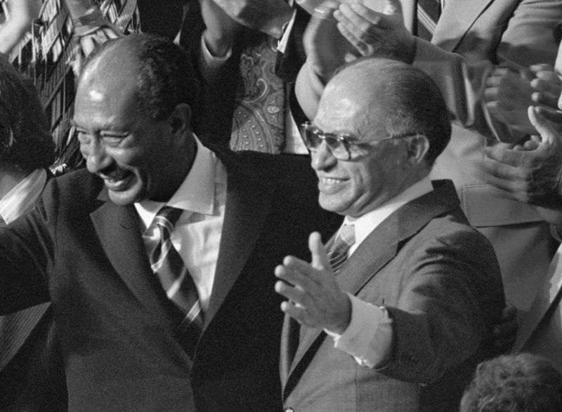 En la foto: el presidente egipcio Anwar Sadat (izquierda) y el primer ministro israelí Menachem Begin (derecha) reconocen los aplausos durante una sesión conjunta del Congreso en la que el presidente estadounidense Jimmy Carter anunció los resultados de los Acuerdos de Camp David el 18 de septiembre de 1978. (Fuente de la imagen: Warren K. Leffler / Biblioteca del Congreso)