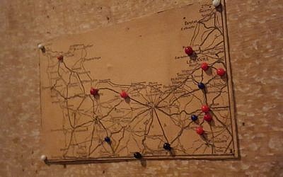 Mapa del norte de Francia en el que Otto Frank rastreó el avance de los ejércitos aliados en junio y julio de 1944, como se ve en el 'Anexo secreto' del museo de la Casa de Ana Frank en Amsterdam, Países Bajos (Matt Lebovic / The Times of Israel)