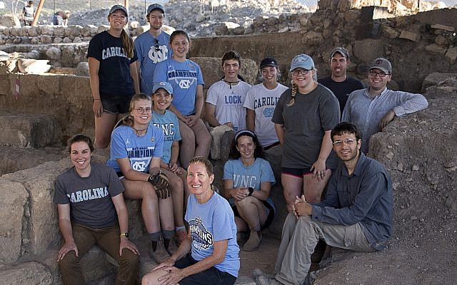 2018 Excavación de Huqoq con estudiantes de la Universidad de Carolina del Norte-Chapel Hill, la directora de excavación circundante Dra. Jodi Magness. (Jim Haberman vía UNC-Chapel Hill)