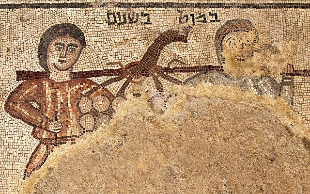 Un mosaico encontrado en la excavación Huqoq de 2018 está etiquetado como 'un polo entre dos', que representa una escena bíblica de Números 13:23. Las imágenes muestran dos espías enviados por Moisés para explorar Canaán llevando un palo con un racimo de uvas. (Jim Haberman)