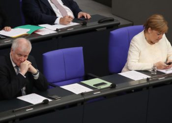 Alemania: el acuerdo de migración mantiene a Merkel en el poder, por ahora
