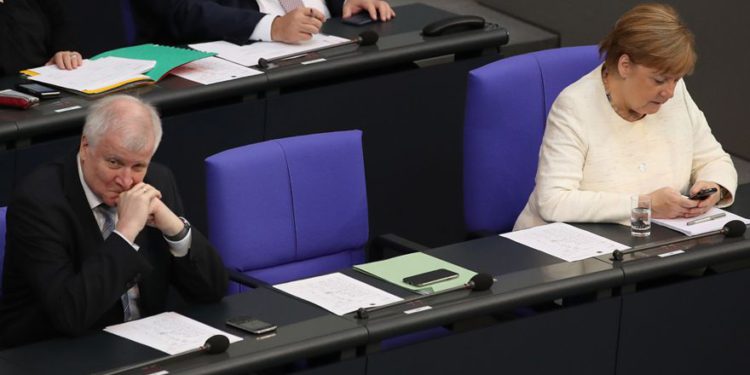Alemania: el acuerdo de migración mantiene a Merkel en el poder, por ahora